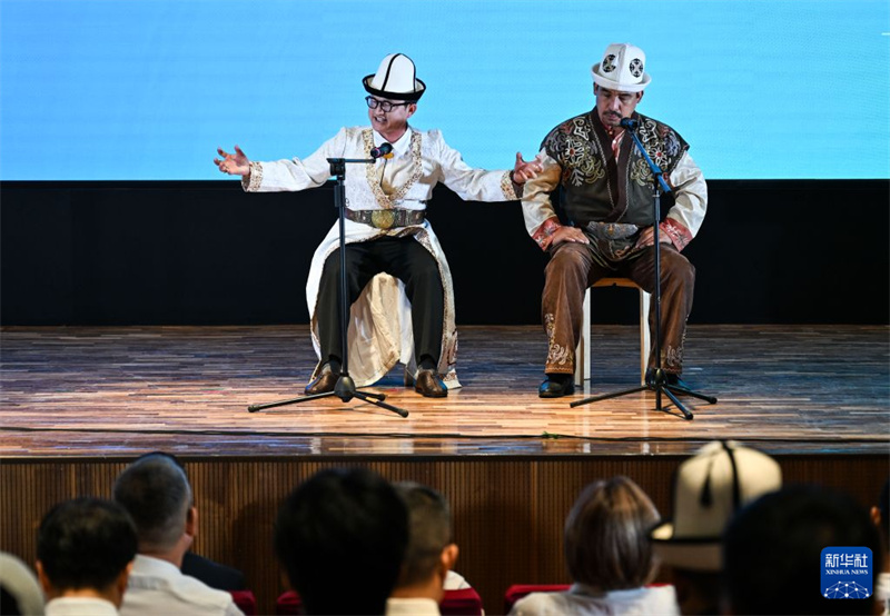 7月14日，在吉尔吉斯斯坦比什凯克，与会嘉宾在2026上合组织国家文明对话活动现场观看史诗《玛纳斯》说唱表演。新华社记者 李任滋 摄