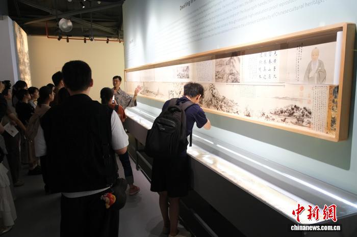 7月15日，观众走进了解《富春山居图》高清长卷调色打样稿。曹丹 摄