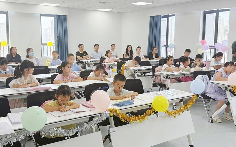 孩子们在托管班自习。邹亦心摄