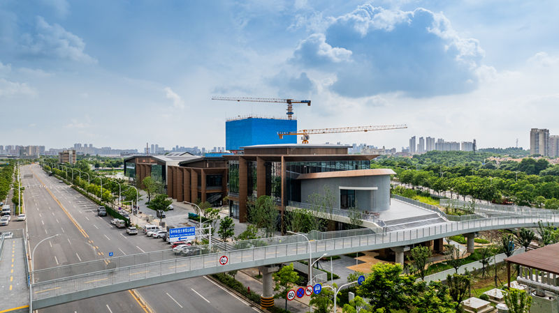 华中科技大学军山校区邻里中心。李岿摄