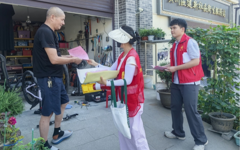 志愿者向居民发放《致居民的一封信》。