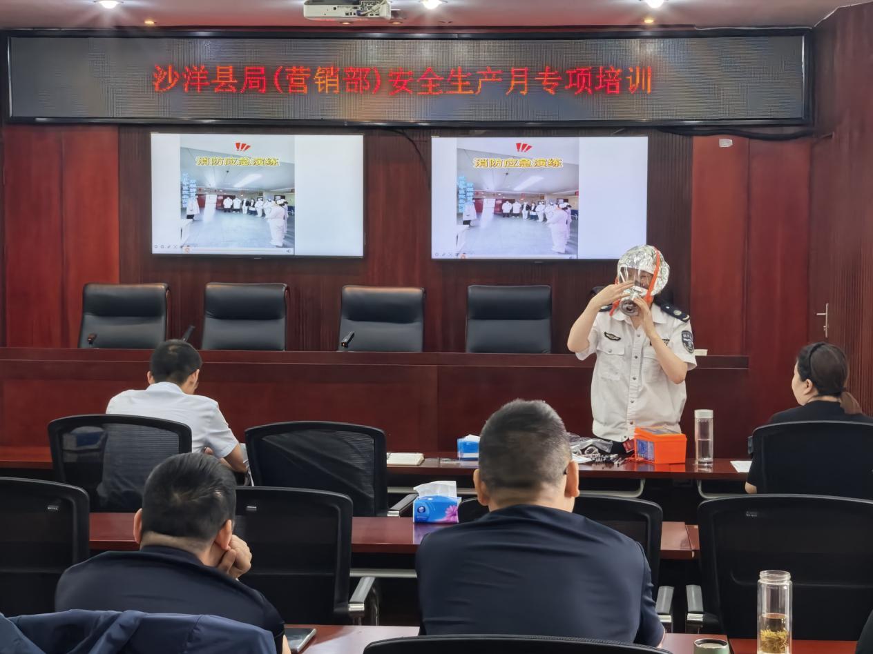 专业培训老师讲解防烟面罩使用方法