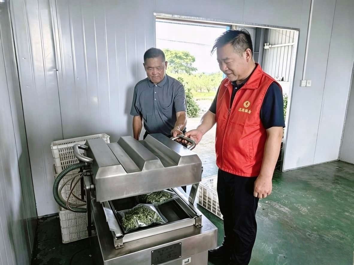 志愿者提醒大爷避免压缩机压伤