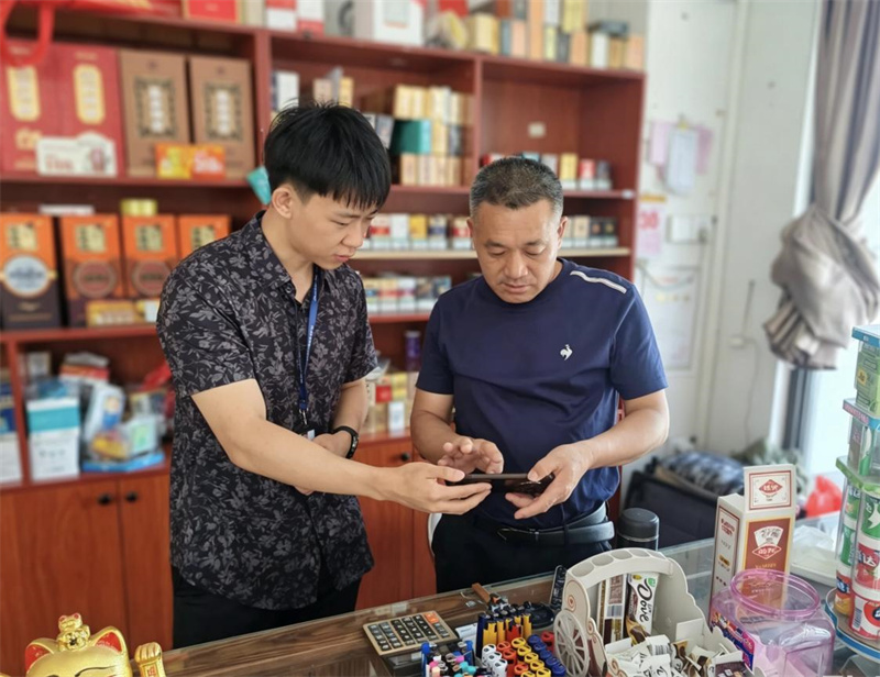客户经理指导零售户通过手机维护顾客群。