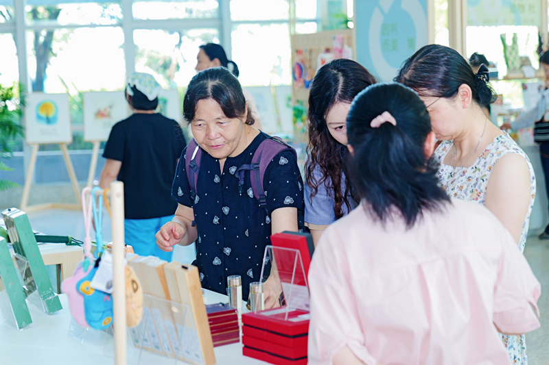 市民在湖北省图书馆“句外”空间游览