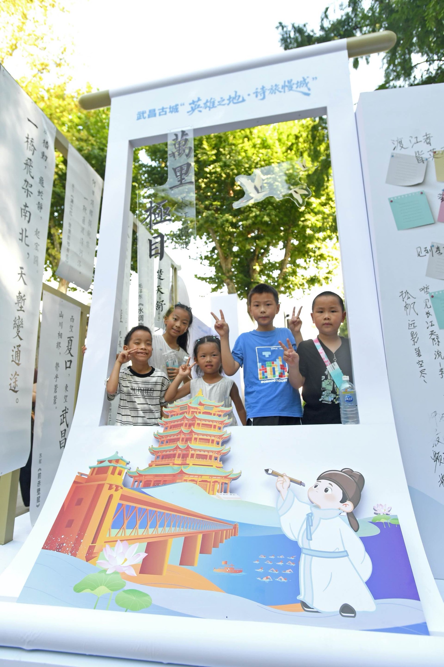 游客们在“诗韵武昌城”主题展区打卡拍照