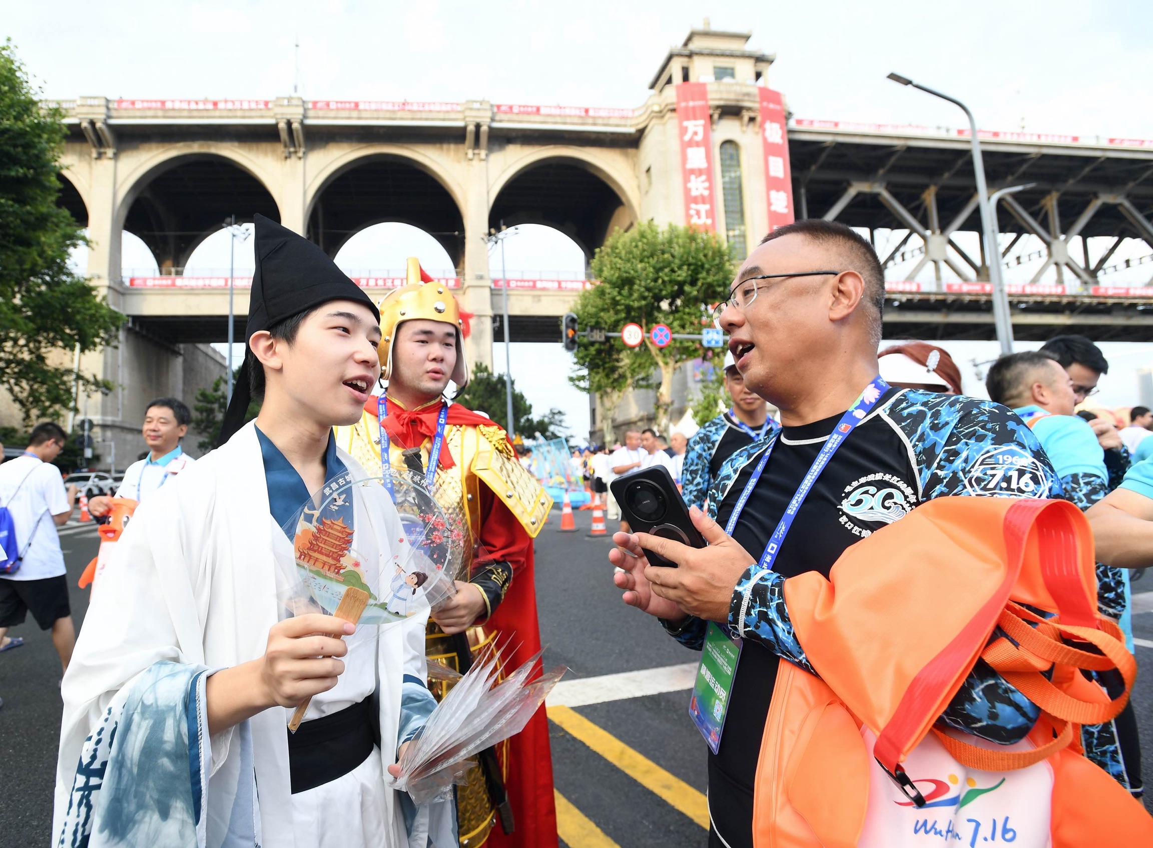 活动现场参与互动答题可领取纪念品