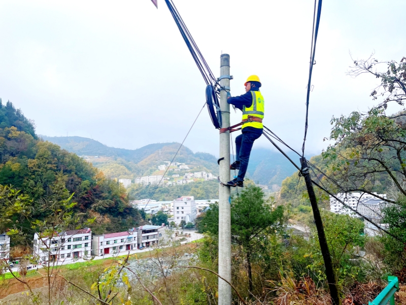 移动工作人员在乡村进行通信建设