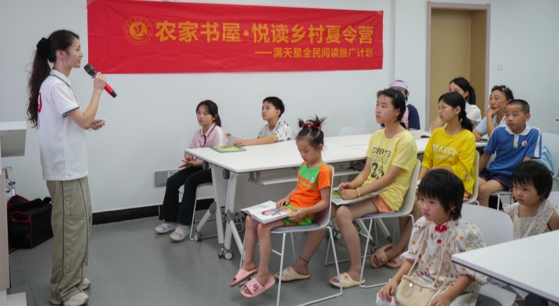 张冉带领孩子们合唱改编自清代袁枚的诗《苔》