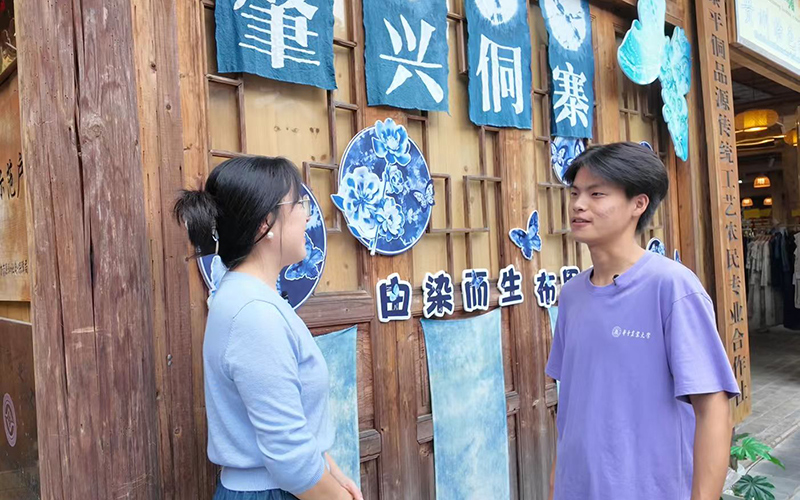 老师带领实践团成员讨论关于“侗族蓝靛蜡染的价值挖掘与发展困境”的问题。