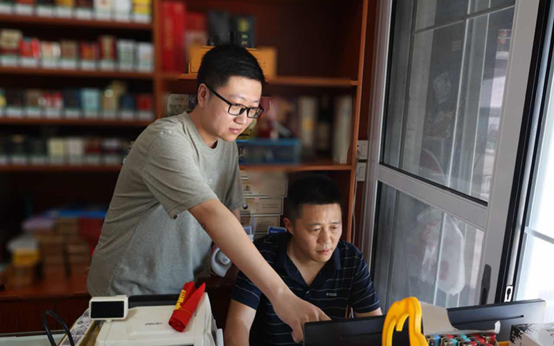 客户经理金文健指导店主经营