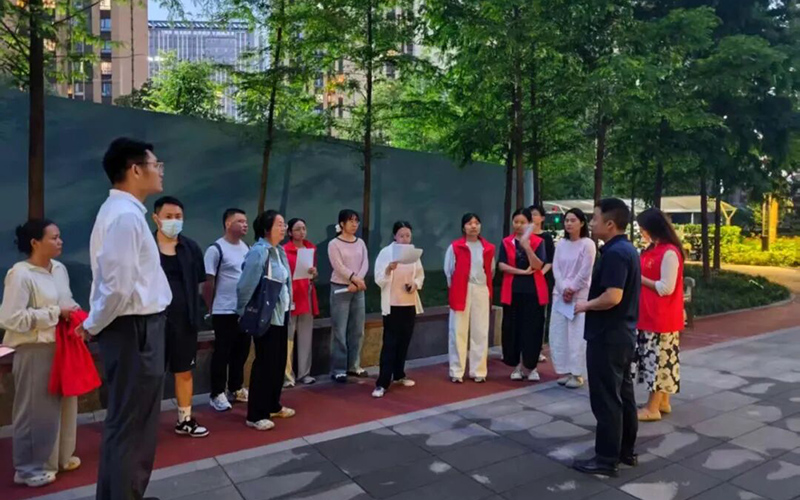 美好新城社区布置电梯停运期间上门送餐事宜。