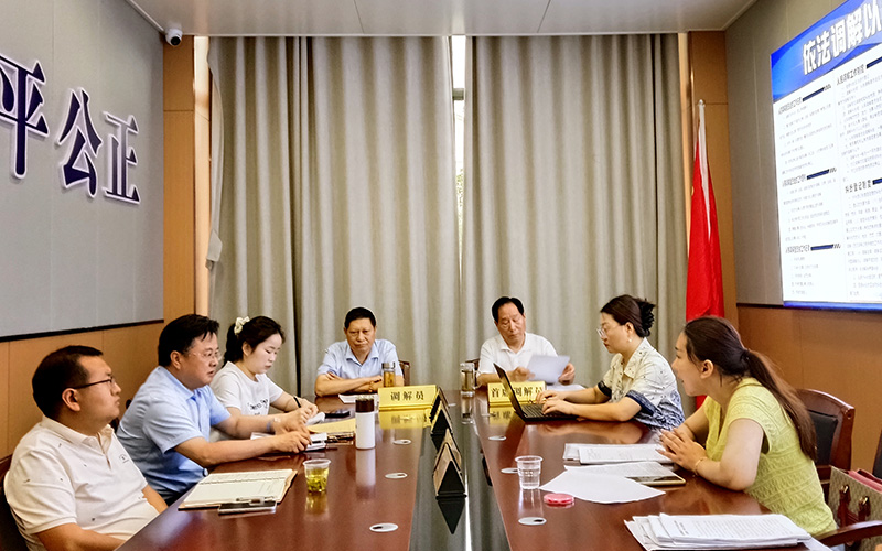 郧西县调委会调解一起生命健康权纠纷现场。徐丽摄