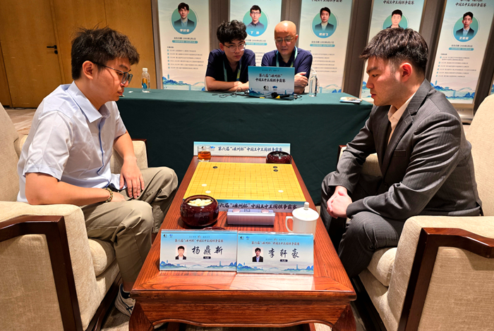 李轩豪九段（右）战胜杨鼎新九段。人民网记者 胡雪蓉摄