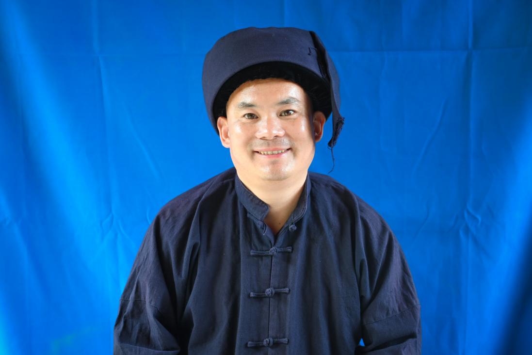 村民面对镜头绽开笑颜