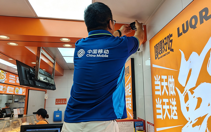 在黄石、恩施等地，湖北移动推动“明厨亮灶”成为餐饮门店“标配”。