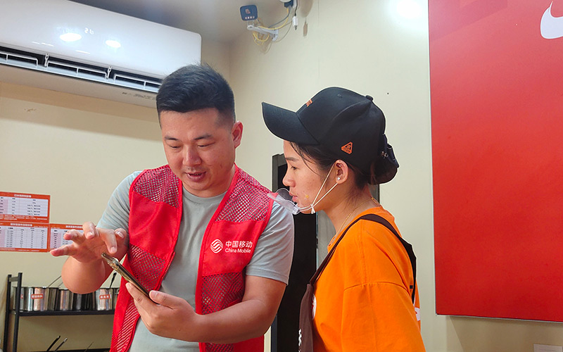 通过“明厨亮灶”平台，商家可实时查看门店前厅、后厨情况。