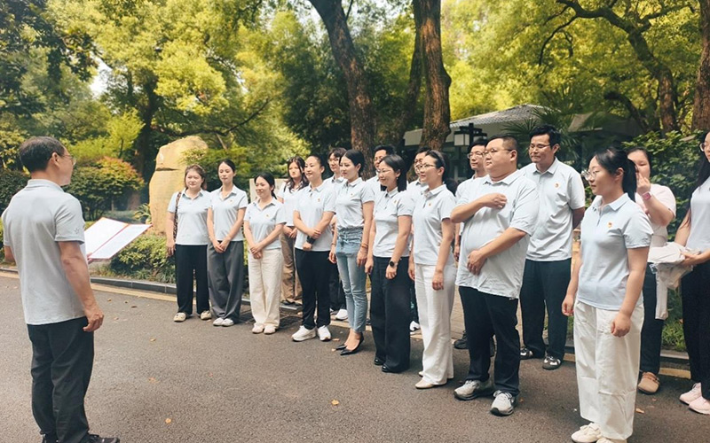 湖北体彩第二党支部正在开展主题党日活动。