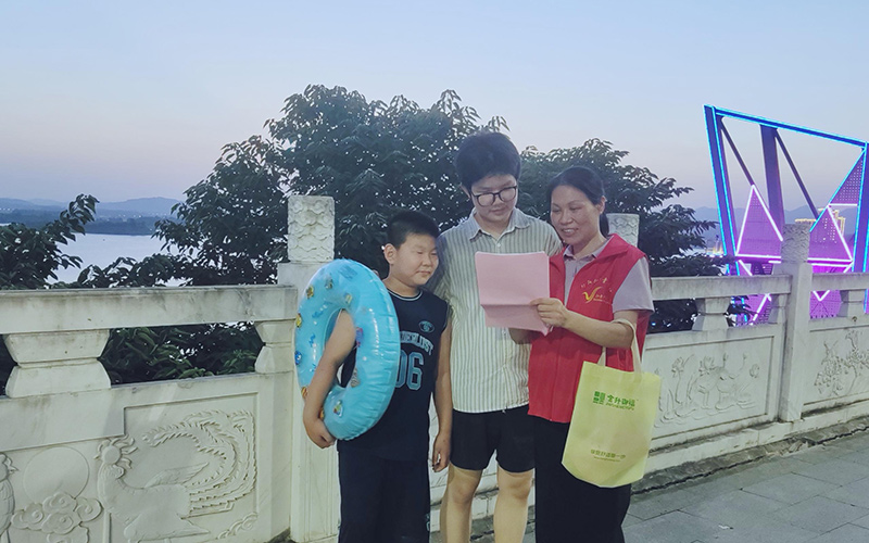 志愿者向未成年普及防溺水知识
