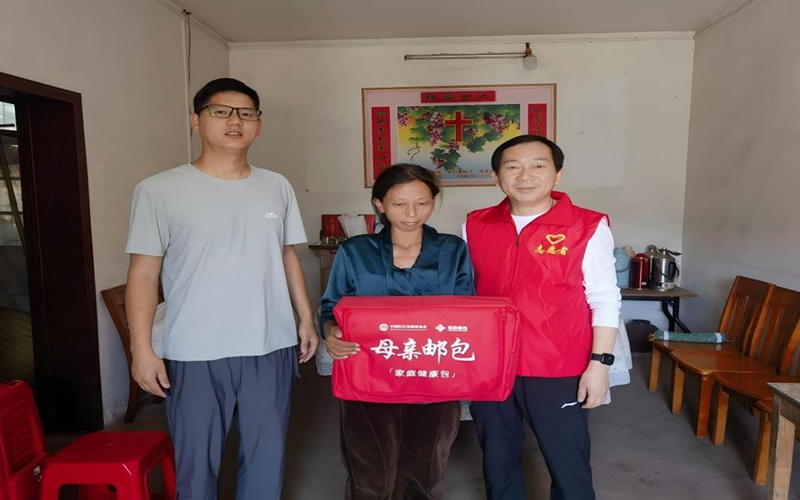给村民送上爱心物资包