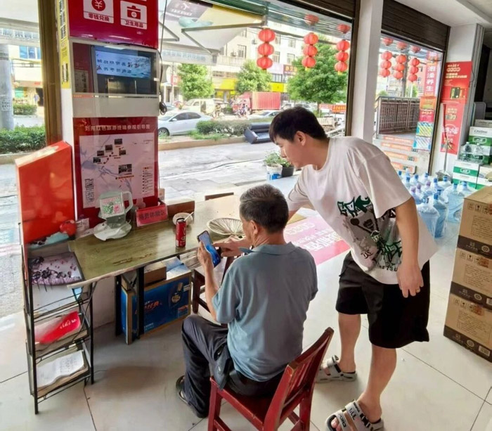 客户经理与零售户一起交流“知音e家”使用技巧。