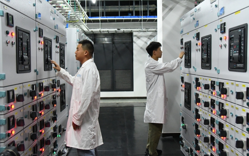 技术人员在数据中心对设备进行维护。