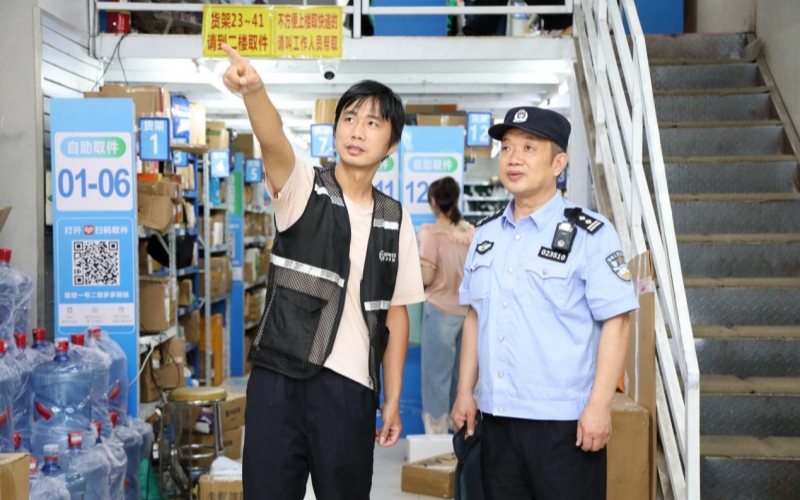 民警对快递行业“平安寄递”进行检查。
