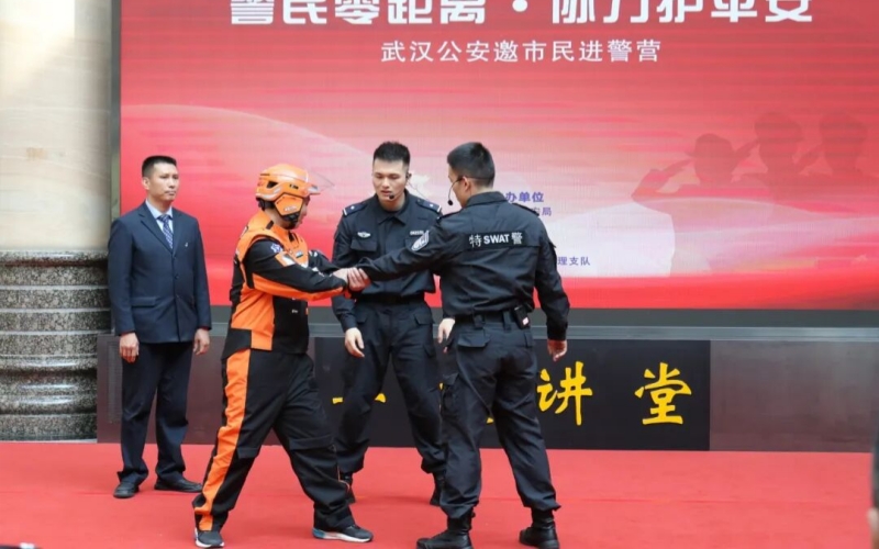 外卖骑手参加警营活动。