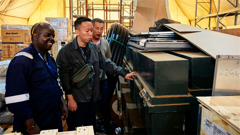 图6说:任务小组踏查接装地区配件仓库及设施 裴高锋摄