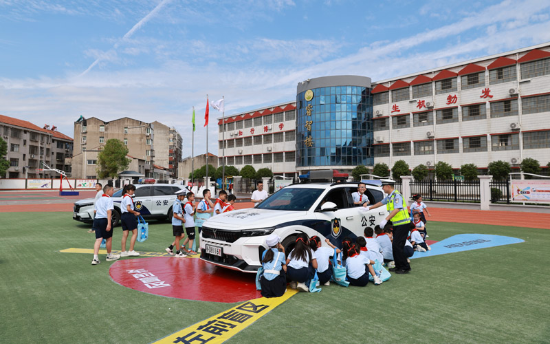 盲区体验区,同学们在民警引导下依次坐上警车,参与实景教学。