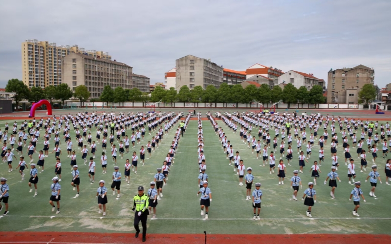 全省中小学生交通安全宣传周启动仪式上,500名学生展演交通手势操。