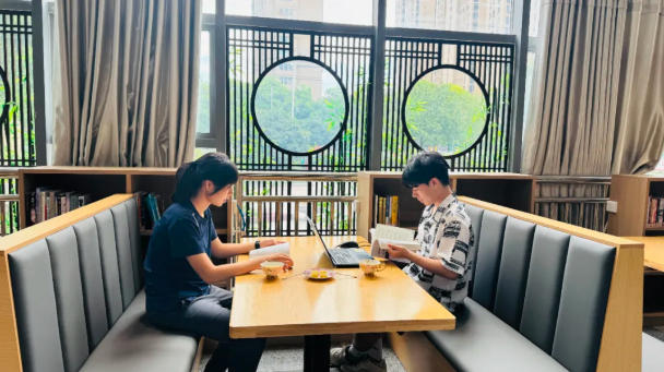 市民在城市书房阅读。天门市委宣传部供图