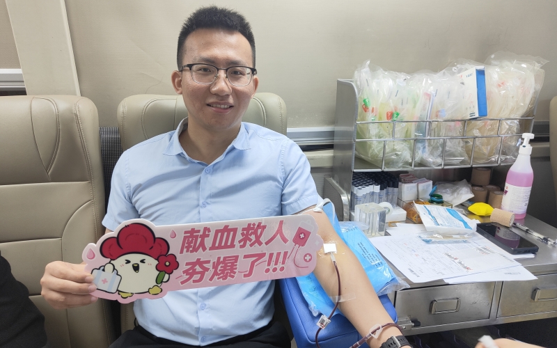 郭子英正在献血。