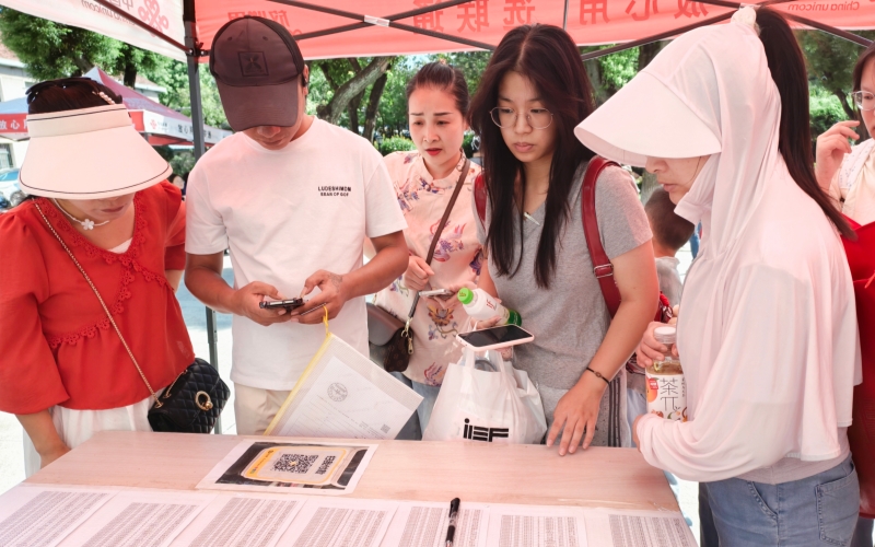 报名现场。