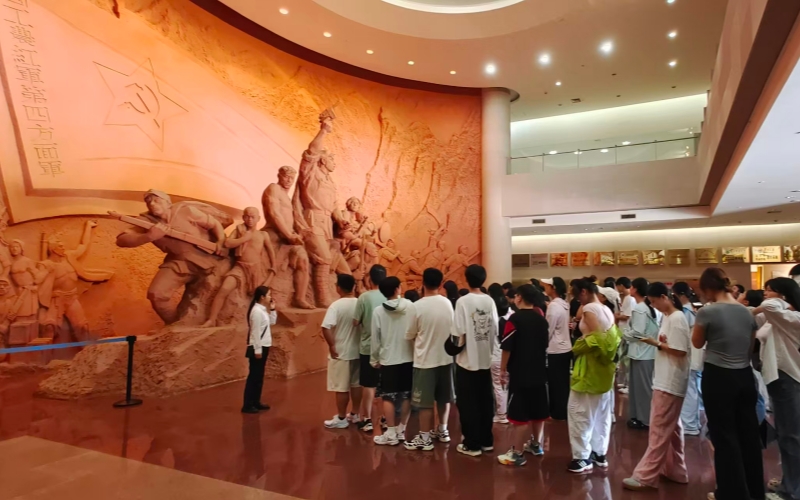 纪念馆内,青年学员们沉浸式感悟革命文化。