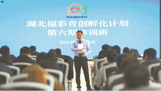 截至2025年12月底,“青创孵化计划”参训学员近1,200人,建成“青创店”597家。
