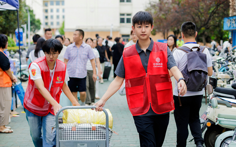 移动志愿者深入校园为新生提供一对一“心级”服务。
