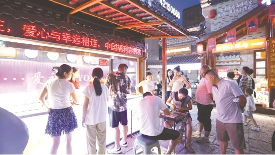 湖北福彩推动销售渠道向商业综合体、社区商圈、文旅景区、交通枢纽、夜市街区和户外销售亭等实体场景延伸,使福利彩票更好融入合规、便利、适宜的消费场景。