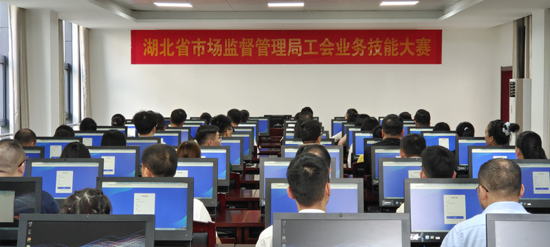 参赛人员沉着答题。
