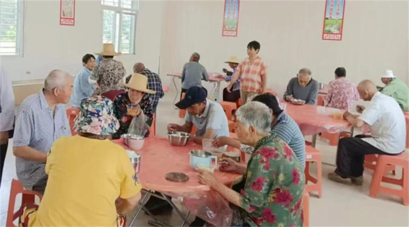 九真镇彭庙村日间照料中心老人们在用餐。天门市委宣传部供图
