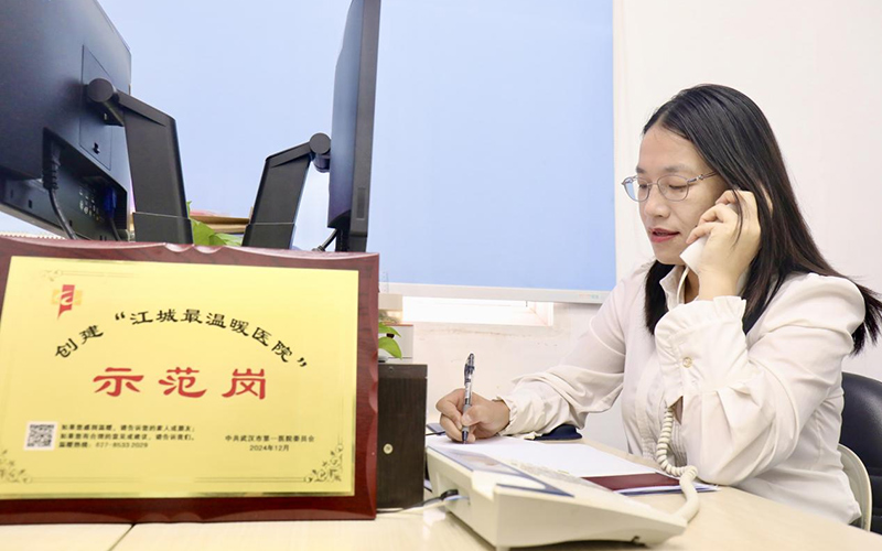喻小红在“温暖医院建设办公室”接听热线电话、处理患者诉求。代雨朦摄