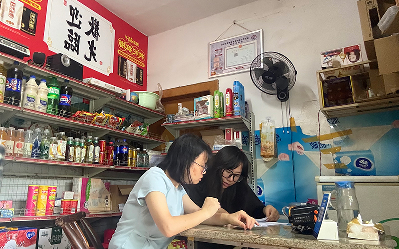 李靓雯上门宣讲帮扶零售户经营